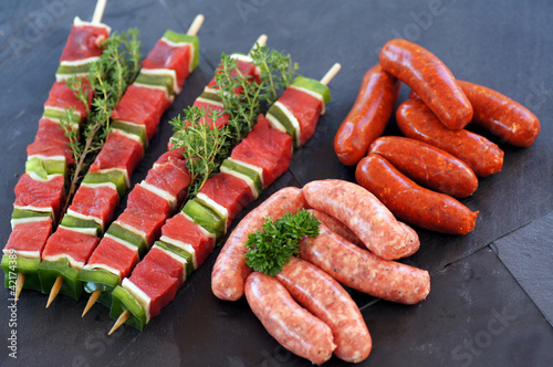 Photo: brochettes et mini saucisses crues 4 brochettes et mini saucisses crues 4
