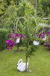 Foto: Blumenampel als Gartendekoration Blumenampel als Gartendekoration
