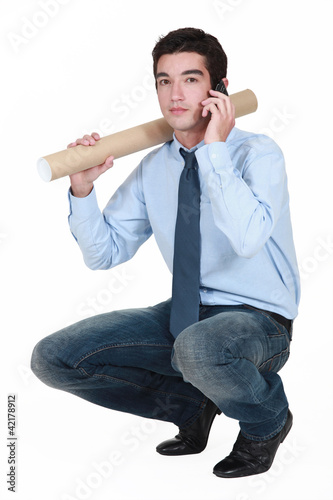 Foto: Young man with a cardboard tube Young man with a cardboard tube