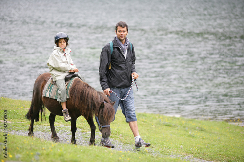 Foto: boy riding a pony boy riding a pony