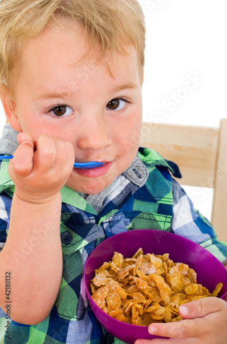 Photo: Kleiner Junge isst Cornflakes Kleiner Junge isst Cornflakes