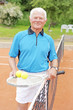 Rentner spielt Tennis
