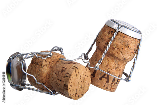Photo: Zwei Champagnerkorken mit Agraffen freigestellt Zwei Champagnerkorken mit Agraffen freigestellt