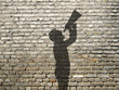 Ombre d'homme avec megaphone