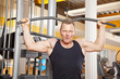 Mann in den Vierzigern trainiert seinen Latissimus