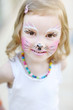 Foto: Adorable little girl with her face painted Adorable little girl with her face painted