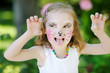 Foto: Adorable little girl with her face painted Adorable little girl with her face painted