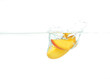 Mango fällt ins Wasser
