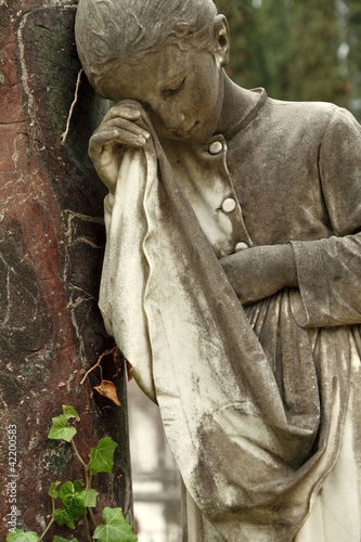 Foto: detail of tomb with crying girl statue detail of tomb with crying girl statue