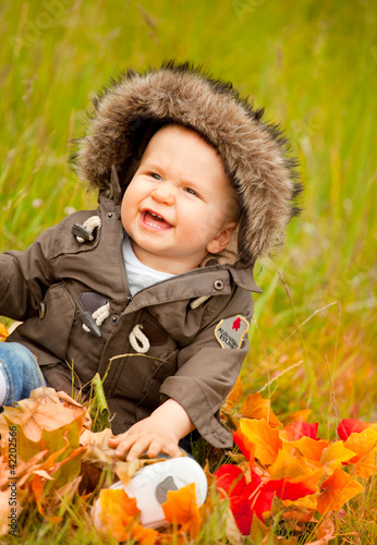 Photo: baby im laub baby im laub
