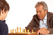 Schach spielen jung gegen alt - Großvater gegen Enkelsohn