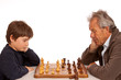 Foto: Schach spielen jung gegen alt - Großvater gegen Enkelsohn Schach spielen jung gegen alt - Großvater gegen Enkelsohn