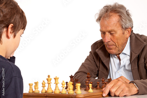 Foto: Schach spielen jung gegen alt - Großvater gegen Enkelsohn Schach spielen jung gegen alt - Großvater gegen Enkelsohn