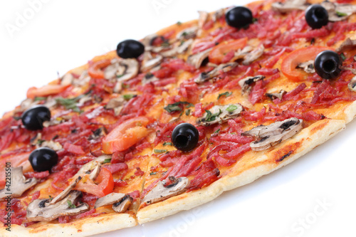 Foto: delicious pizza with vegetables and salami isolated on white. delicious pizza with vegetables and salami isolated on white.