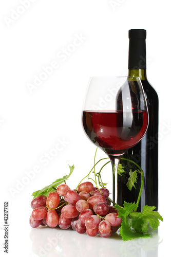 Foto: bottle, glass of wine and ripe grapes isolated on white bottle, glass of wine and ripe grapes isolated on white