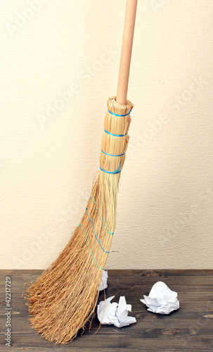 Foto: Broom and papers on floor in room Broom and papers on floor in room