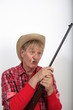 Foto: Cowboy mit einem Gewähr in Nahaufnahme Cowboy mit einem Gewähr in Nahaufnahme
