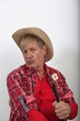 Foto: Cowboy mit einem Gewähr in Nahaufnahme Cowboy mit einem Gewähr in Nahaufnahme