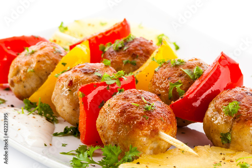 Foto : Grilled meat and vegetables on white background Grilled meat and vegetables on white background