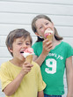 Kinder beim Eisessen