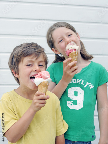 Foto: Kinder beim Eisessen Kinder beim Eisessen