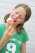 Mädchen genießt ein Eis