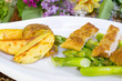 Hänchenstreifen auf grünem Spargel mit Rosamrienkartoffeln