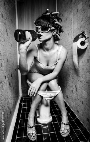 Foto: girl sits in a toilet girl sits in a toilet