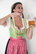 Foto: hübsche Frau im Dirndl mit Masskrug hübsche Frau im Dirndl mit Masskrug