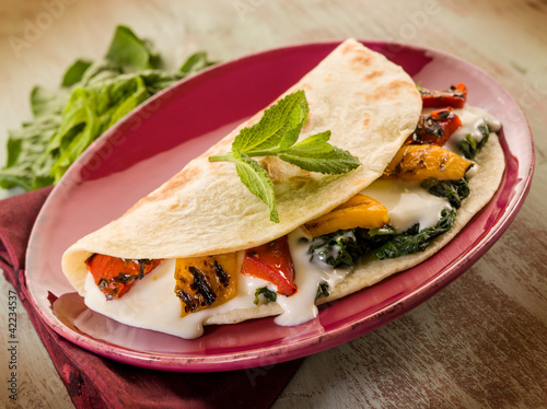 Foto: piadina with spinach grilled capsicum and cheese piadina with spinach grilled capsicum and cheese