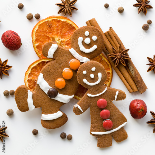 Photo: zwei Lebkuchenmännchen, Orange, Gewürze zwei Lebkuchenmännchen, Orange, Gewürze