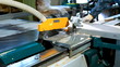 Vídeo: circular saw at work on plywood factory circular saw at work on plywood factory