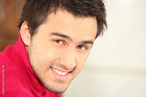 Foto: Portrait of young brown-haired man Portrait of young brown-haired man