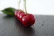 Ciliegie sul piano della cucina