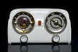 Foto: Vintage White Radio Reflecting on Black Vintage White Radio Reflecting on Black