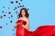 Foto: Woman with rose petals Woman with rose petals