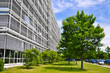 Bürogebäude mit Wiese und Bäumen