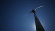 Wind Turbine mit blauem Himmel und Sonne