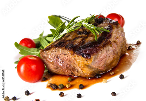 Foto: Beef steak medium grilled, isolated on white background Beef steak medium grilled, isolated on white background