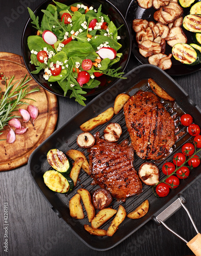 Foto: Beef steak with grilled vegetable Beef steak with grilled vegetable