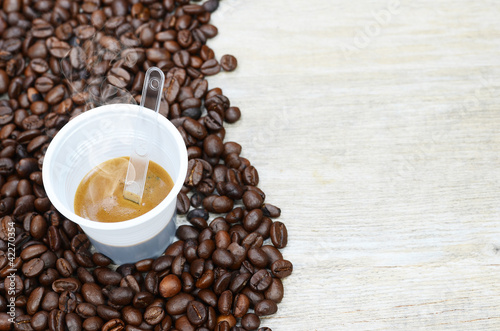 Photo: tazzina di caffè in plastica con chicchi tazzina di caffè in plastica con chicchi