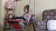Video: Ev salıncağında salınan çocuk Ev salıncağında salınan çocuk