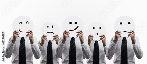 Foto: men holding smilies men holding smilies