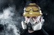 Foto: Man wearing respirator Man wearing respirator