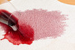 Rotwein wird ausgeschüttet