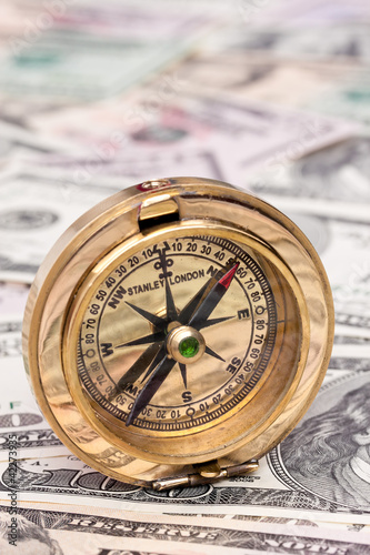 Photo: Dollar Geldscheine und Kompass Dollar Geldscheine und Kompass