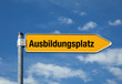 Pfeil mit blauem Himmel AUSBILDUNGSPLATZ