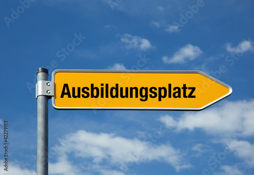 Photo: Pfeil mit blauem Himmel AUSBILDUNGSPLATZ Pfeil mit blauem Himmel AUSBILDUNGSPLATZ