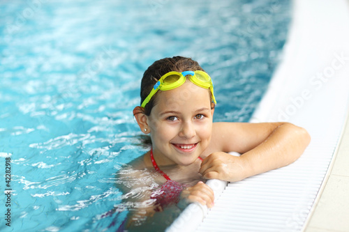Foto: Girl with goggles in swimming pool Girl with goggles in swimming pool