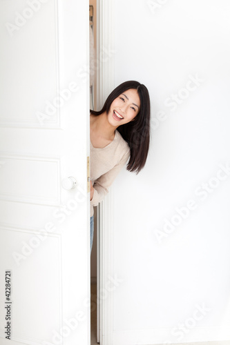 Foto: a young asian woman with door a young asian woman with door